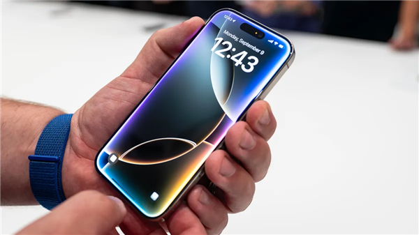 iPhone 12 屏幕偏黄不好看？在显示与亮度里关闭原彩显示色调就会变冷。