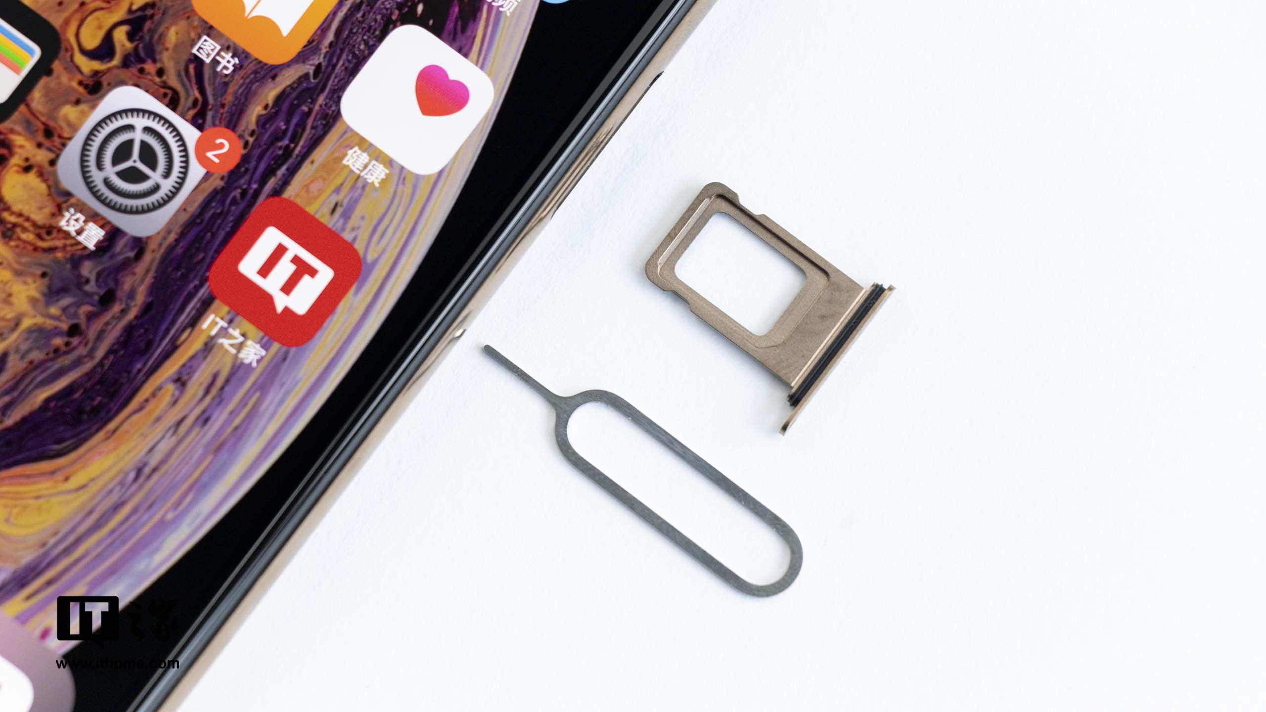 iPhone 11 更新 iOS 后没信号？尝试取出 SIM 卡用酒精擦拭触点后再重新插入。