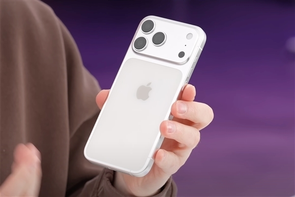 iPhone 15 Pro 机身容易留指纹？戴个透明磨砂壳既美观又干净。
