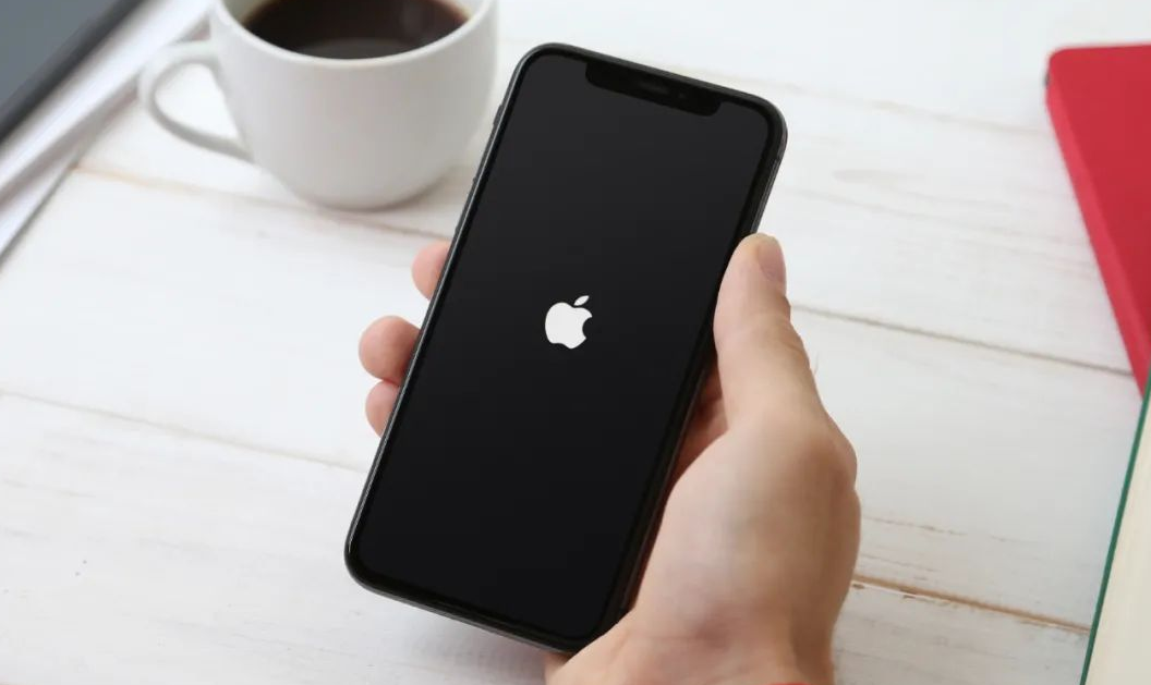 iPhone 12 经常死机黑屏？学会“音量加、音量减、长按电源键”强制重启。