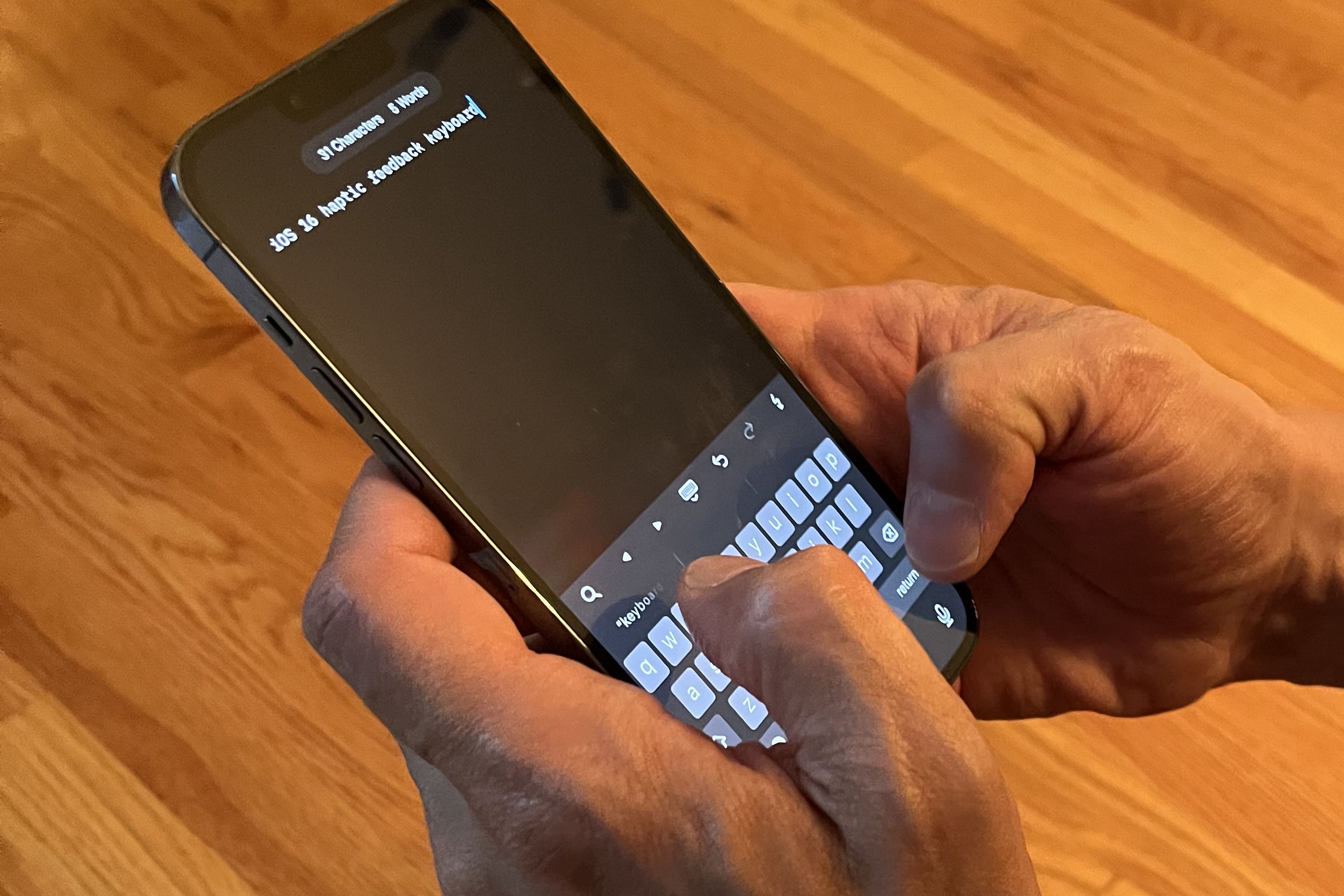 iPhone 16 键盘打字没震动感？开启触感反馈让你找回机械键盘的快感