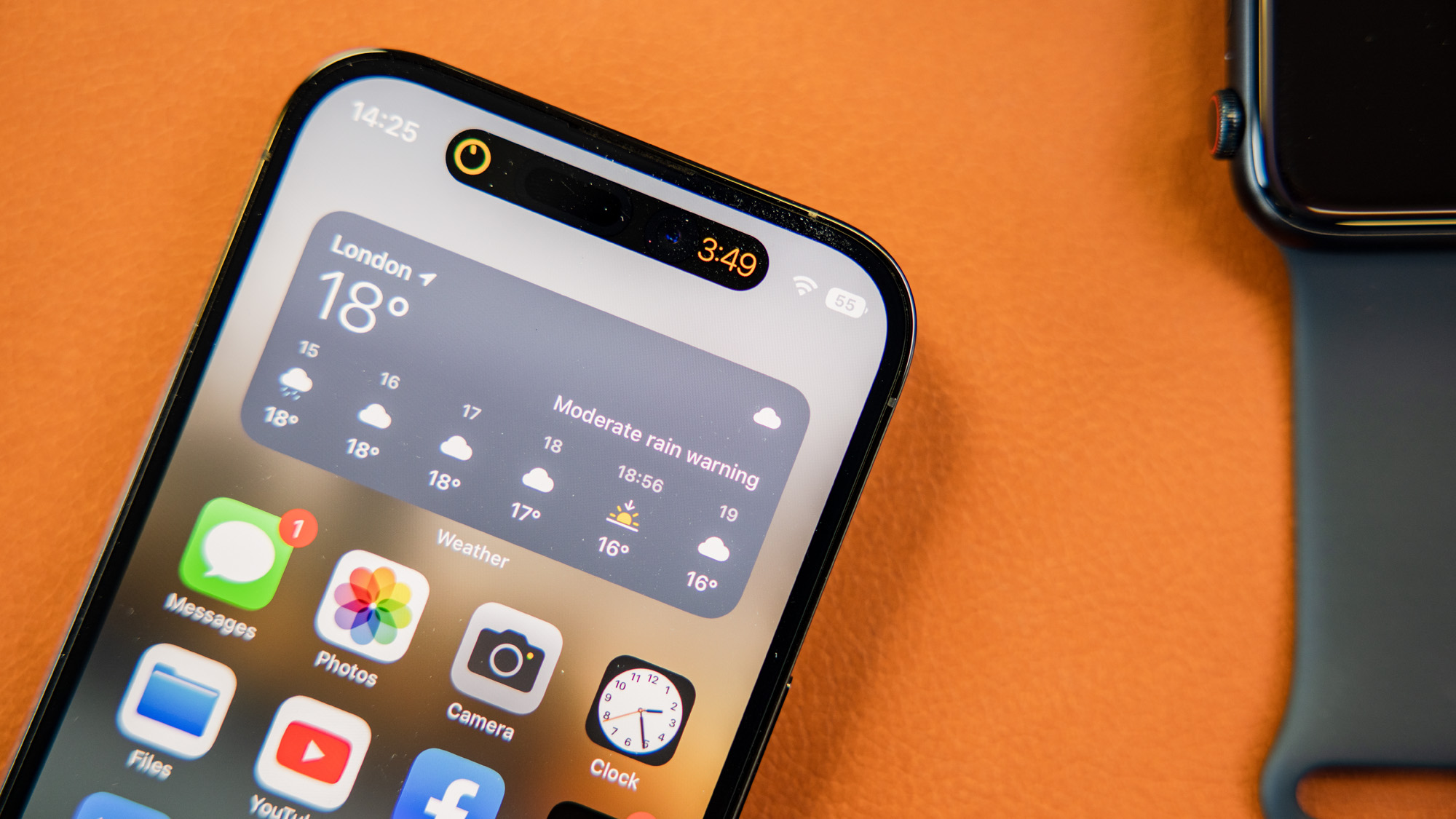 iPhone 16 灵动岛可以看天气吗？开启实时活动插件，下雨预警直接显示在顶部。