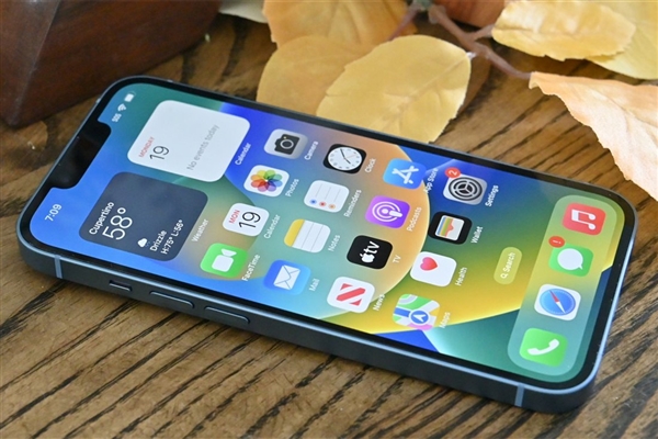 iPhone 13 电池健康掉得快怎么办？关掉这个系统自动刷新开关能有效延缓老化。