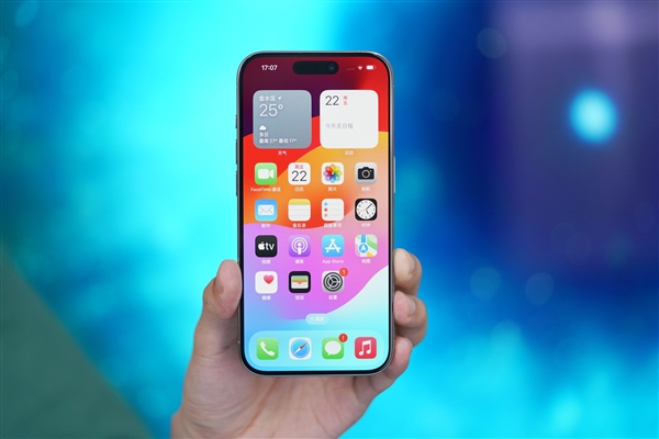 iPhone 15 如何快速清理后台？只需从底部上滑停顿轻轻一拨即可