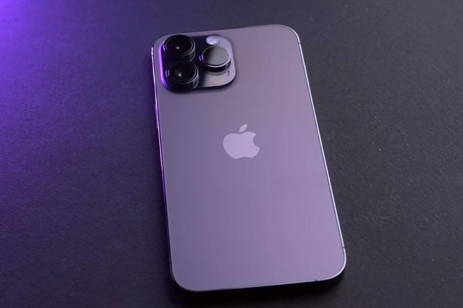 iPhone 15 Pro 拍照有鬼影怎么办？通过调整拍摄角度避开强光源直射就能解决。