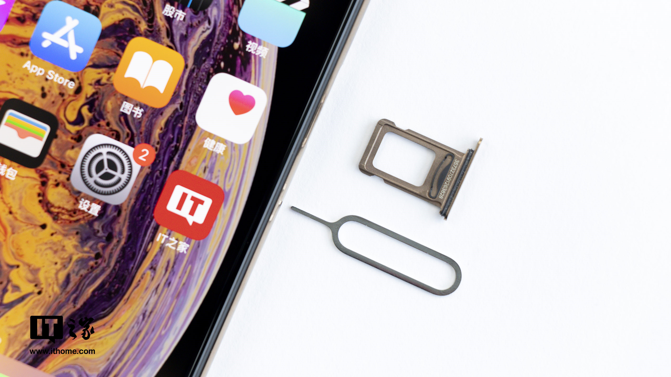 iPhone 15 总是提示SIM卡无效？取出卡托用酒精擦拭芯片背面并重新安装。